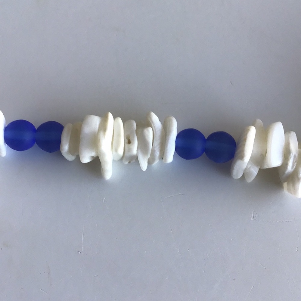 Y2K VSCO Girl puka shell necklace faux stone white and blue beads - Picture 11 of 16